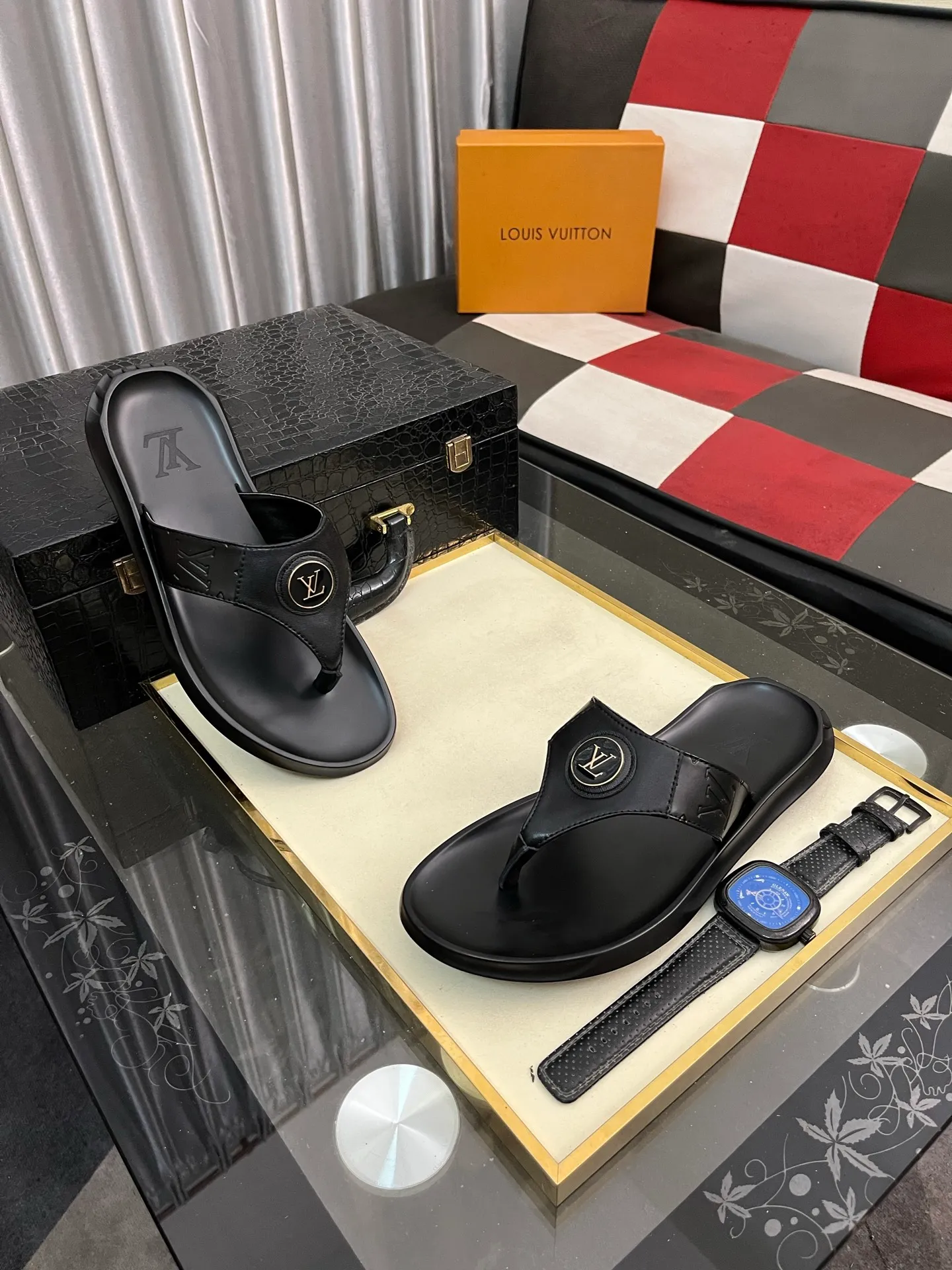 Men's shoes 💰260⌚️⌚️lv-Louis Vuitton) new men's sandals, high-end boutique, exquisite embossed logo decoration on the upper, fine workmanship, super soft soles, casual, loose and comfortable, a must-have in summer! \nsize: 38-443️⃣Colors available